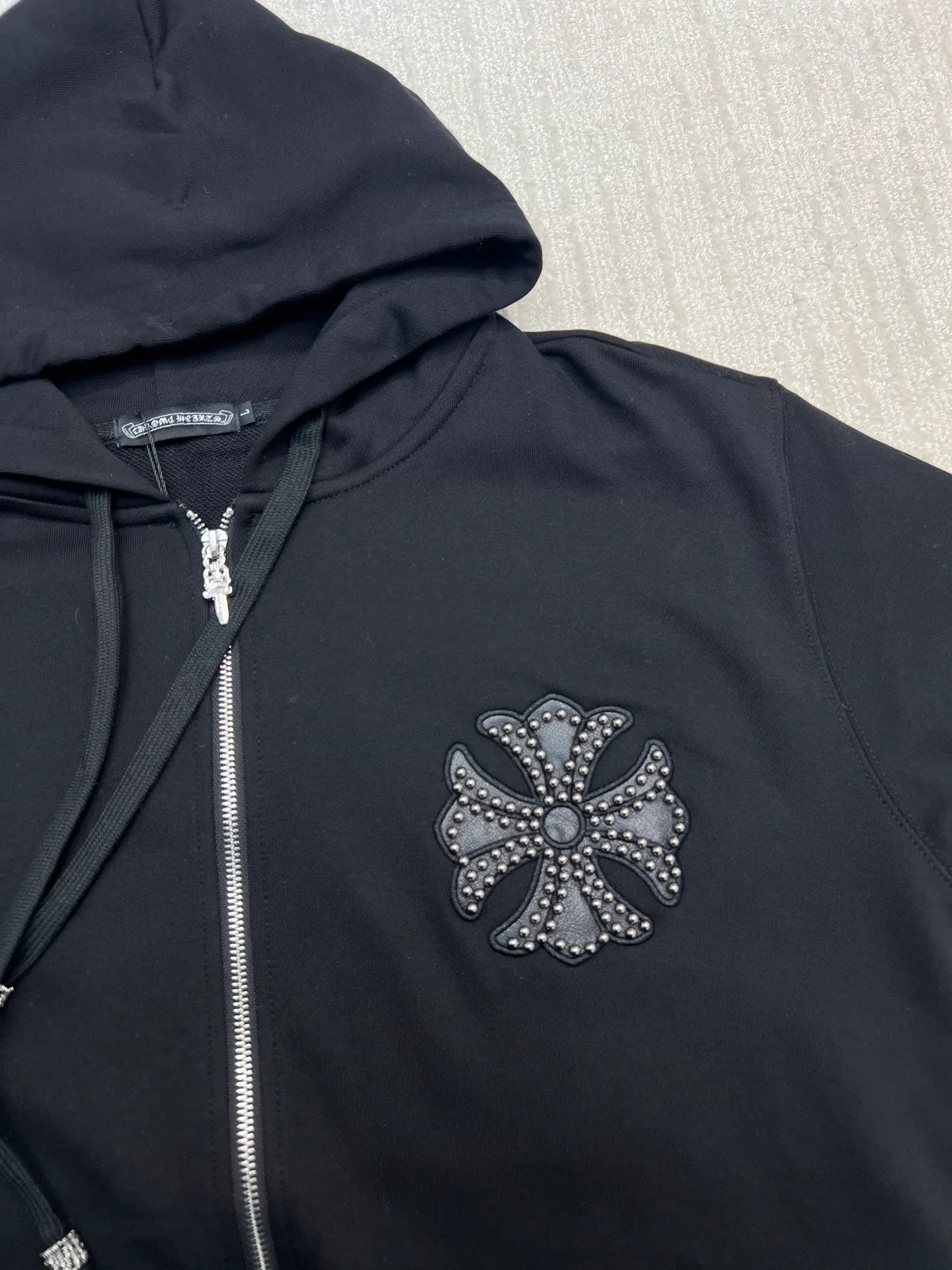 P370 𝗖𝗵𝗿𝗼𝗺𝗲 𝗛𝗲𝗮𝗿𝘁𝘀Cro Heart pure cotton terry zipper hooded jacket. High weight cotton double yarn 380g large terry fabric, fixed and dyed matching ribs, customized full set of accessories, clear letters and perfect restoration without difference. High-end atmosphere and full grade! The entire dress is exclusively customized with heavy craftsmanship, including burnt flowers and leather embroidery with Sanskrit text, and heavy custom-made bead blasting craftsmanship, which is perfectly combined with precise stitching! All wiring is special machine chain double wire, absolutely high quality craftsmanship!  Size: M L XL XXL